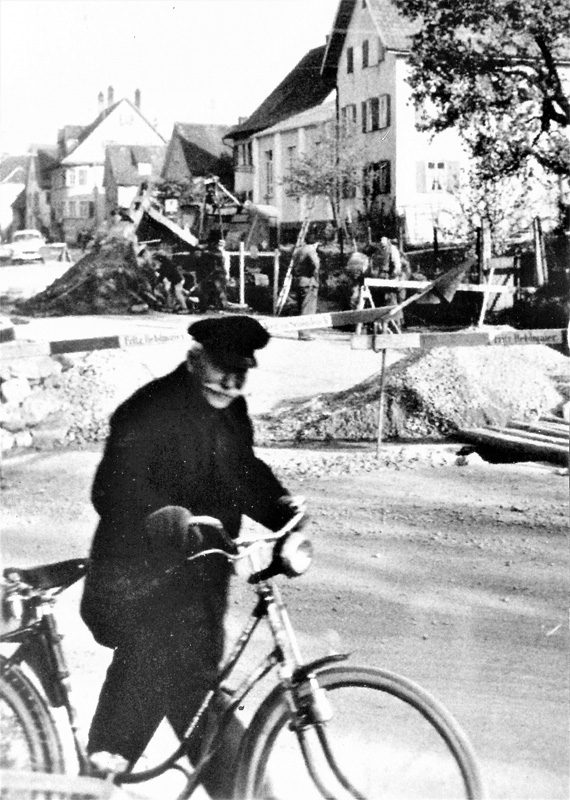 Amtsbote Wilhelm Braun unterwegs i.d. Klemsenstraße, Baustelle Kanalisation 1963